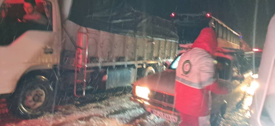 تصاویری از امدادرسانی هلال احمر به مسافران گرفتار در برف کردستان تصاویری از امدادرسانی هلال احمر به مسافران گرفتار در برف کردستان