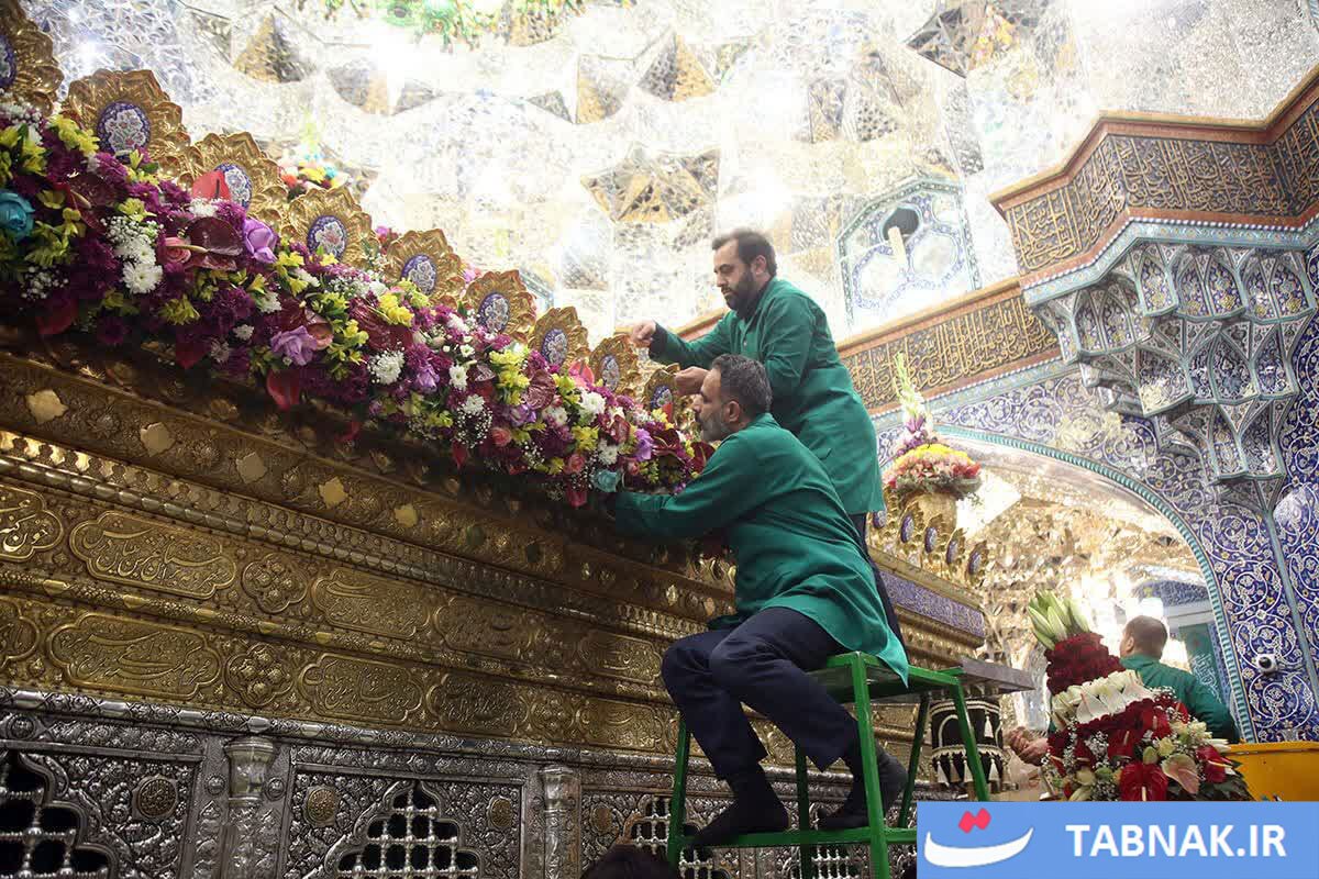 گزارش تصویری/ گل&zwnj;آرایی ضریح مطهر بانوی کرامت در آستانه میلاد حضرت فاطمه زهرا سلام الله علیها