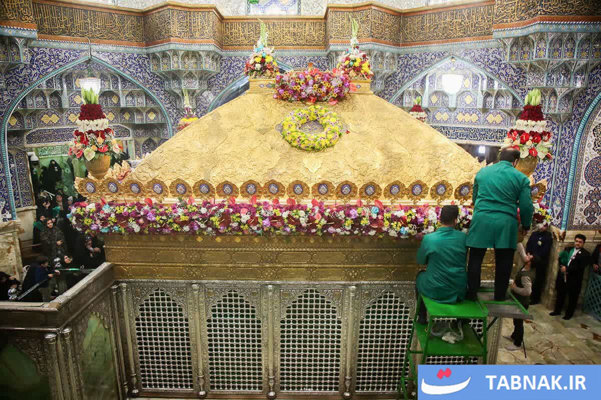 گزارش تصویری/ گل&zwnj;آرایی ضریح مطهر بانوی کرامت در آستانه میلاد حضرت فاطمه زهرا سلام الله علیها