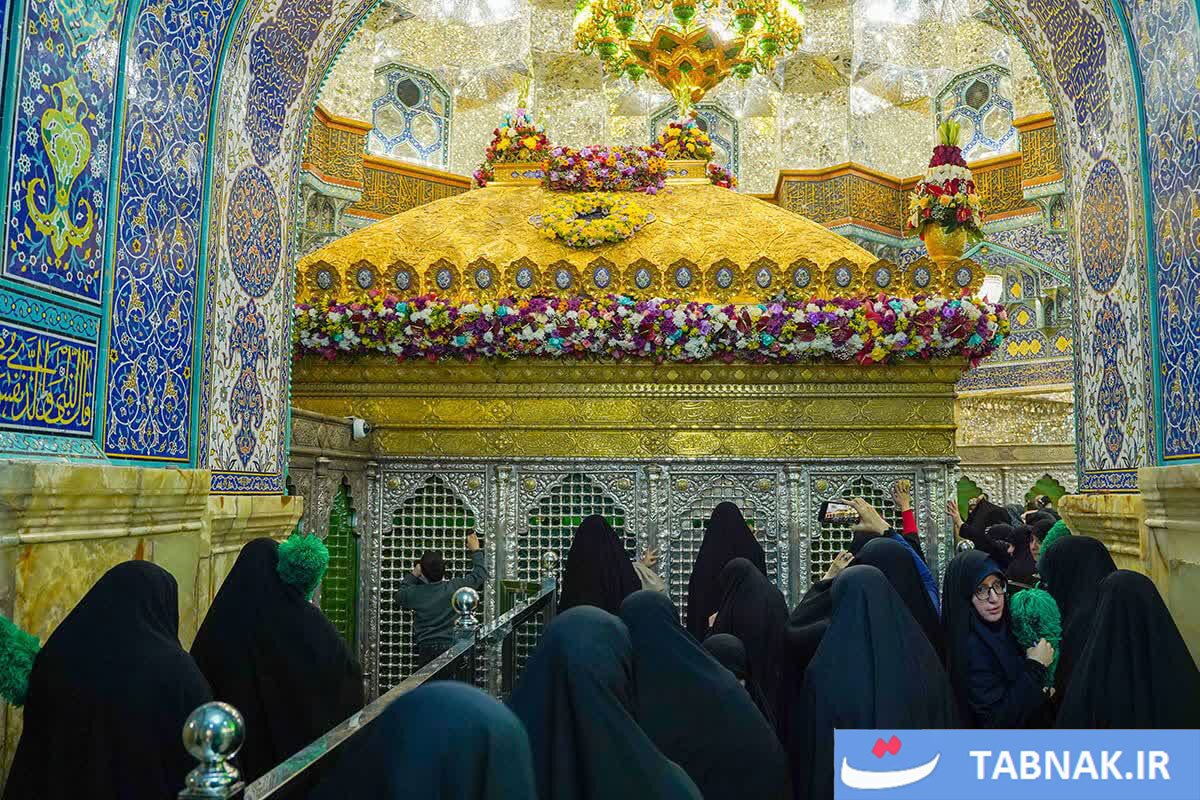 گزارش تصویری/ گل&zwnj;آرایی ضریح مطهر بانوی کرامت در آستانه میلاد حضرت فاطمه زهرا سلام الله علیها